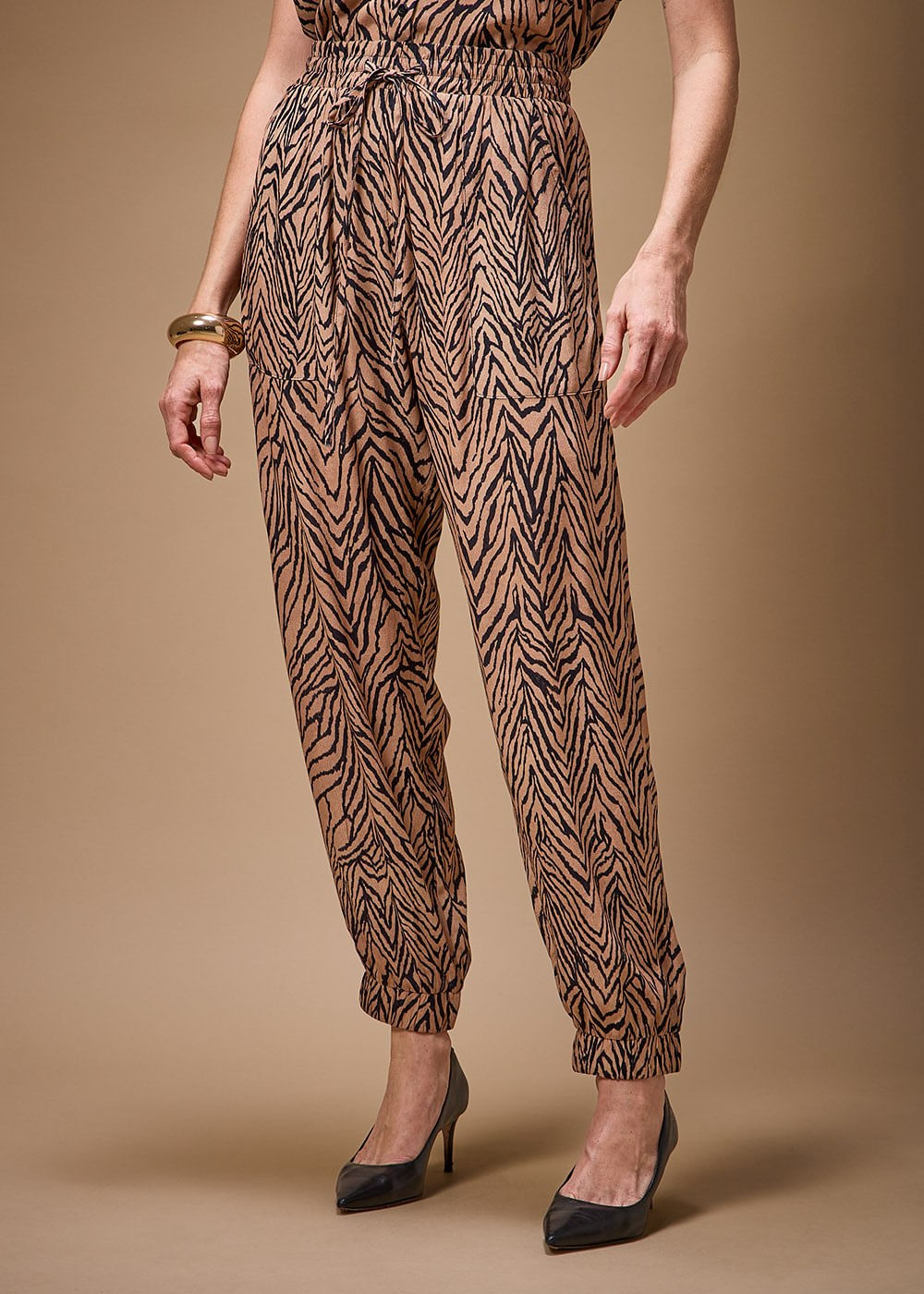 52.21.3701MSO CALÇA RETA DETALHADA ESTAMPA TOTTORI