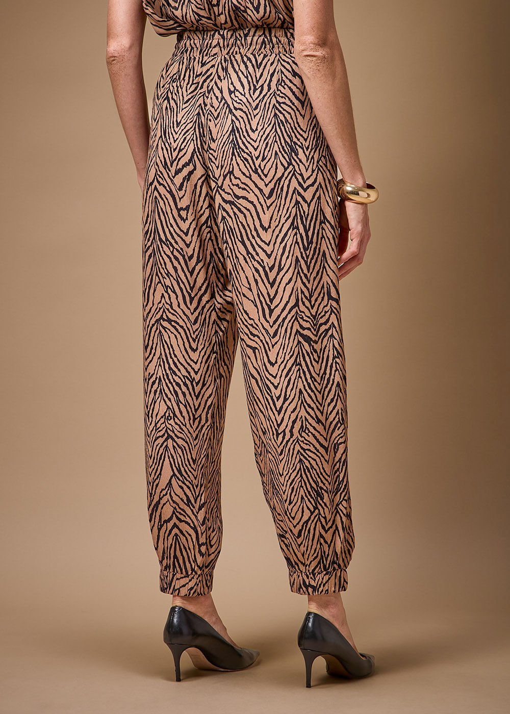 52.21.3701MSO CALÇA RETA DETALHADA ESTAMPA TOTTORI