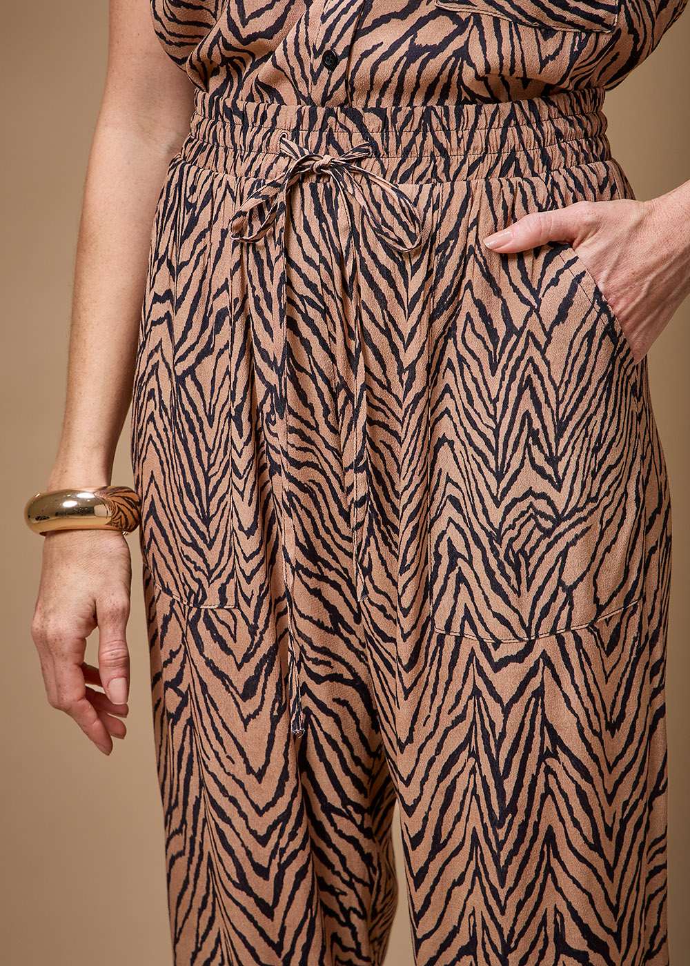 52.21.3701MSO CALÇA RETA DETALHADA ESTAMPA TOTTORI