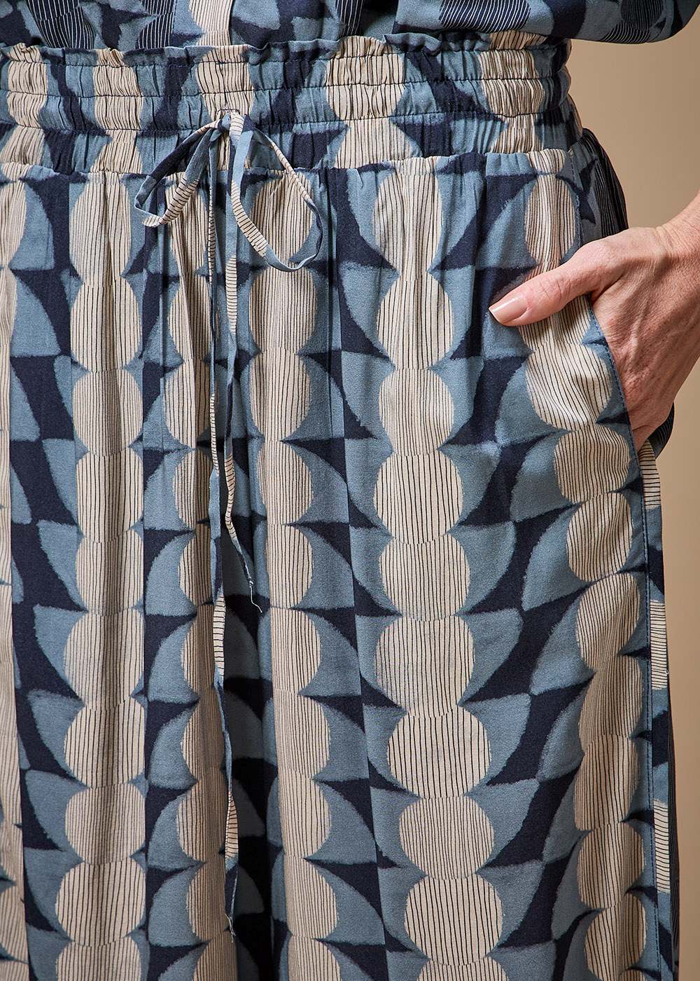 52.23.3705OFW CALÇA PANTALONA DETALHADA ESTAMPA TSUKI