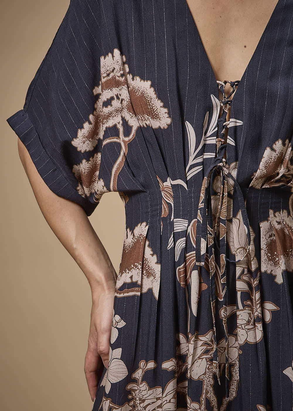 53.22.3701EST VESTIDO CURTO DETALHADO ESTAMPA YONOMORI