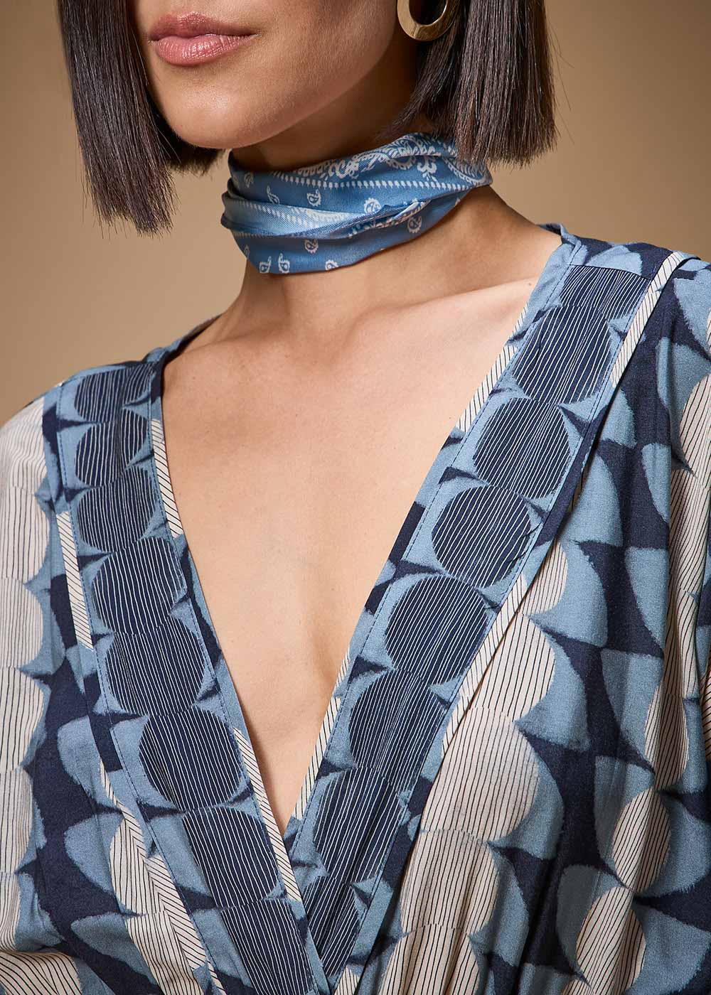 53.23.3702OFW VESTIDO MIDI DECOTE V ESTAMPA TSUKI