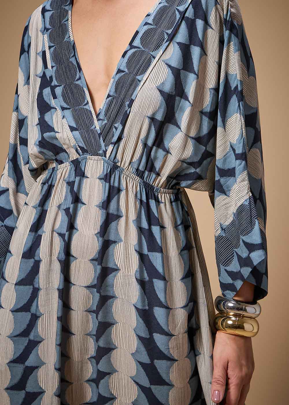 53.23.3702OFW VESTIDO MIDI DECOTE V ESTAMPA TSUKI