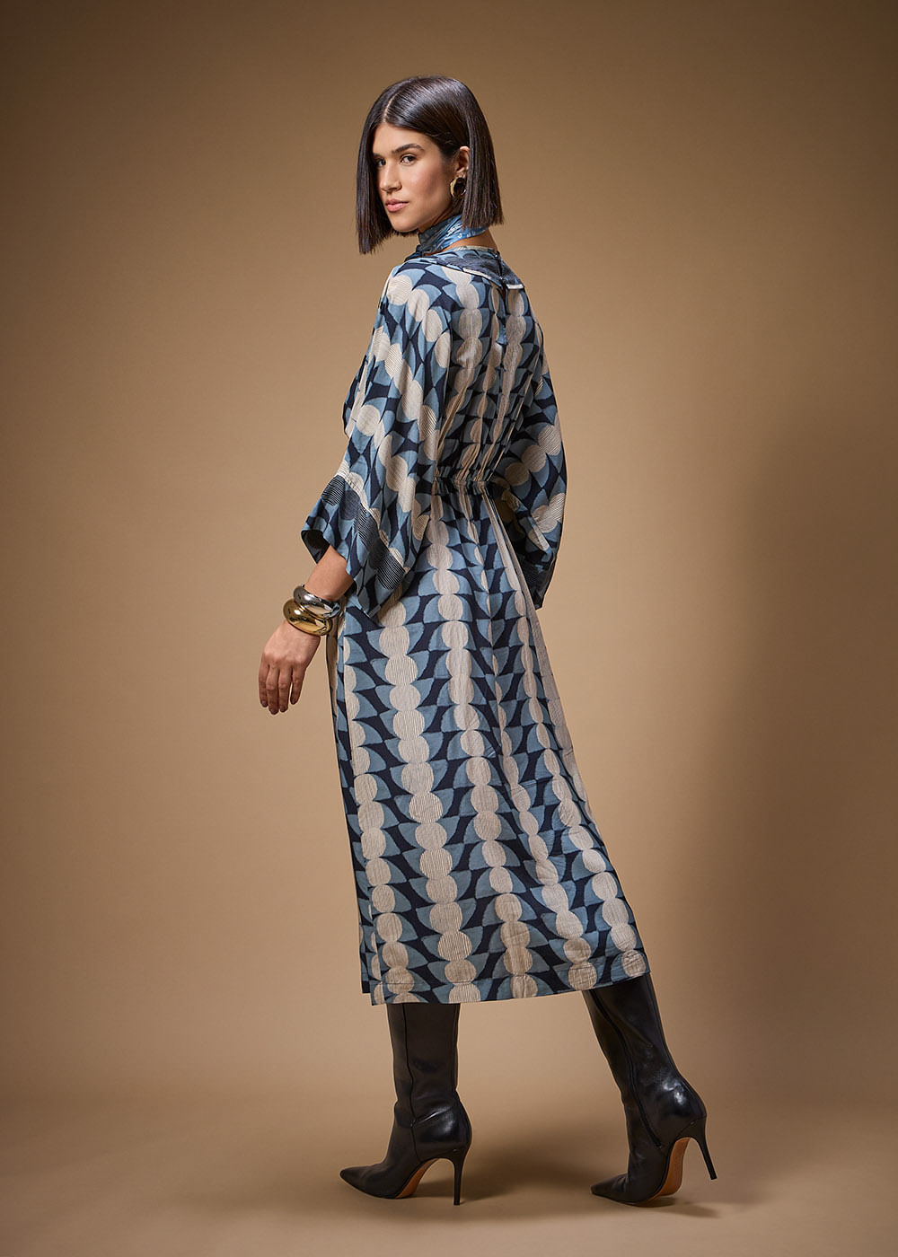 53.23.3702OFW VESTIDO MIDI DECOTE V ESTAMPA TSUKI