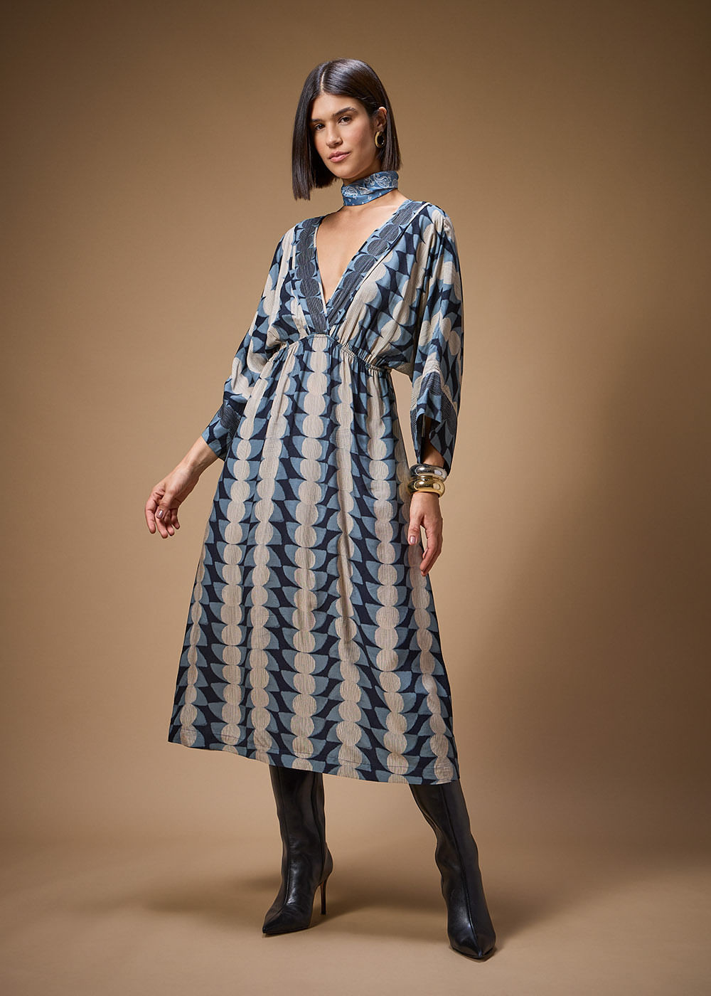 53.23.3702OFW VESTIDO MIDI DECOTE V ESTAMPA TSUKI