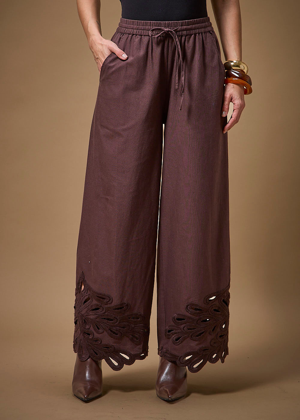 52.10.3710SOY CALÇA RETA BORDADA