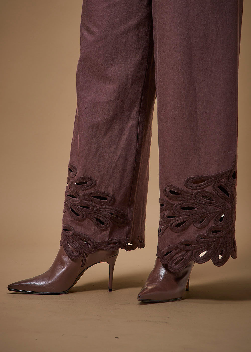 52.10.3710SOY CALÇA RETA BORDADA