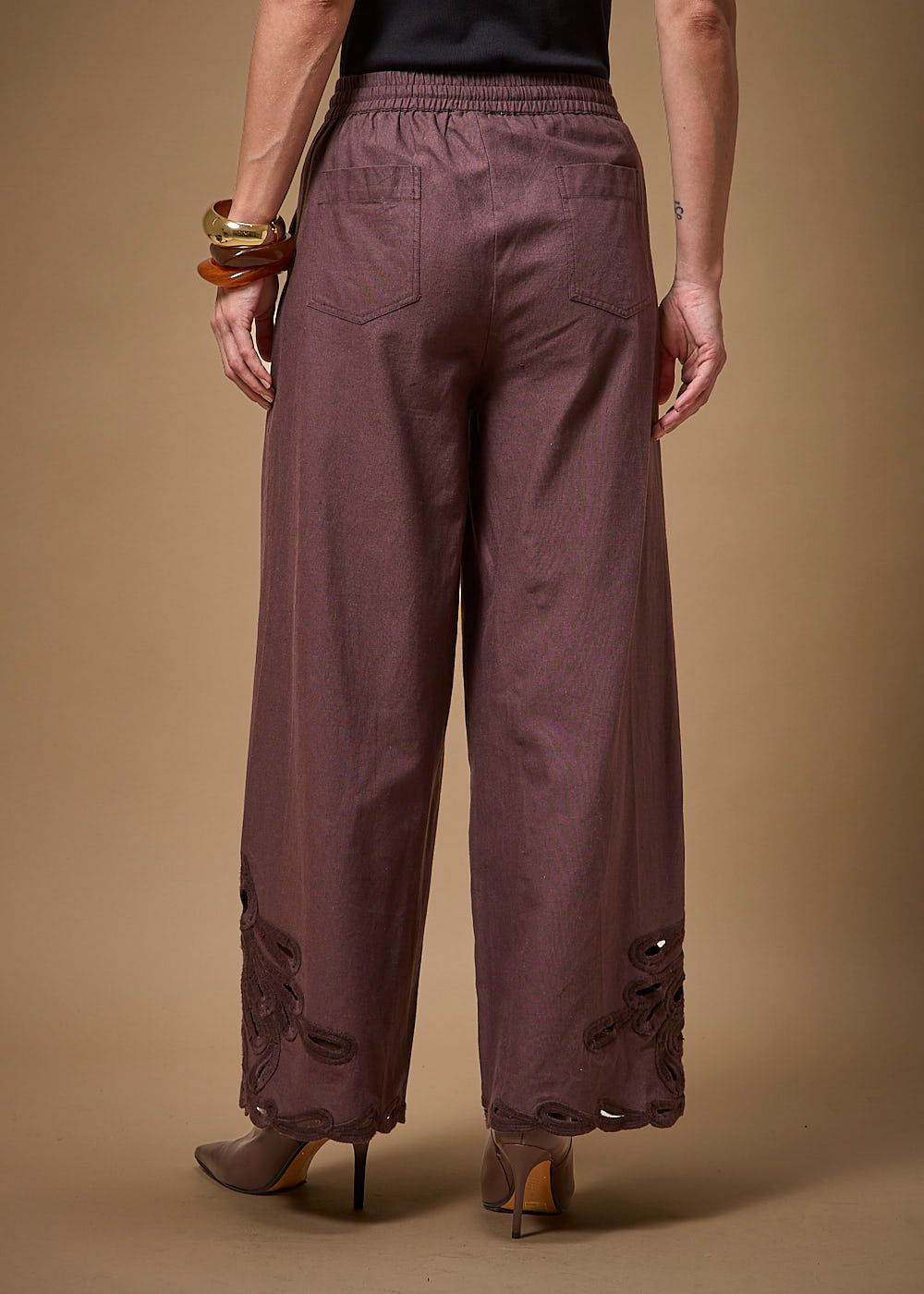 52.10.3710SOY CALÇA RETA BORDADA