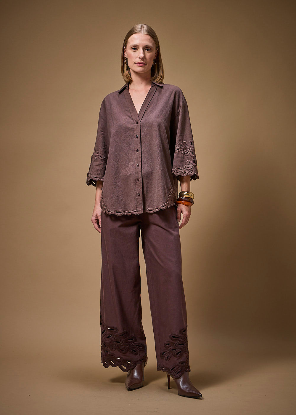 55.70.3701SOY CAMISA DECOTE V BORDADA