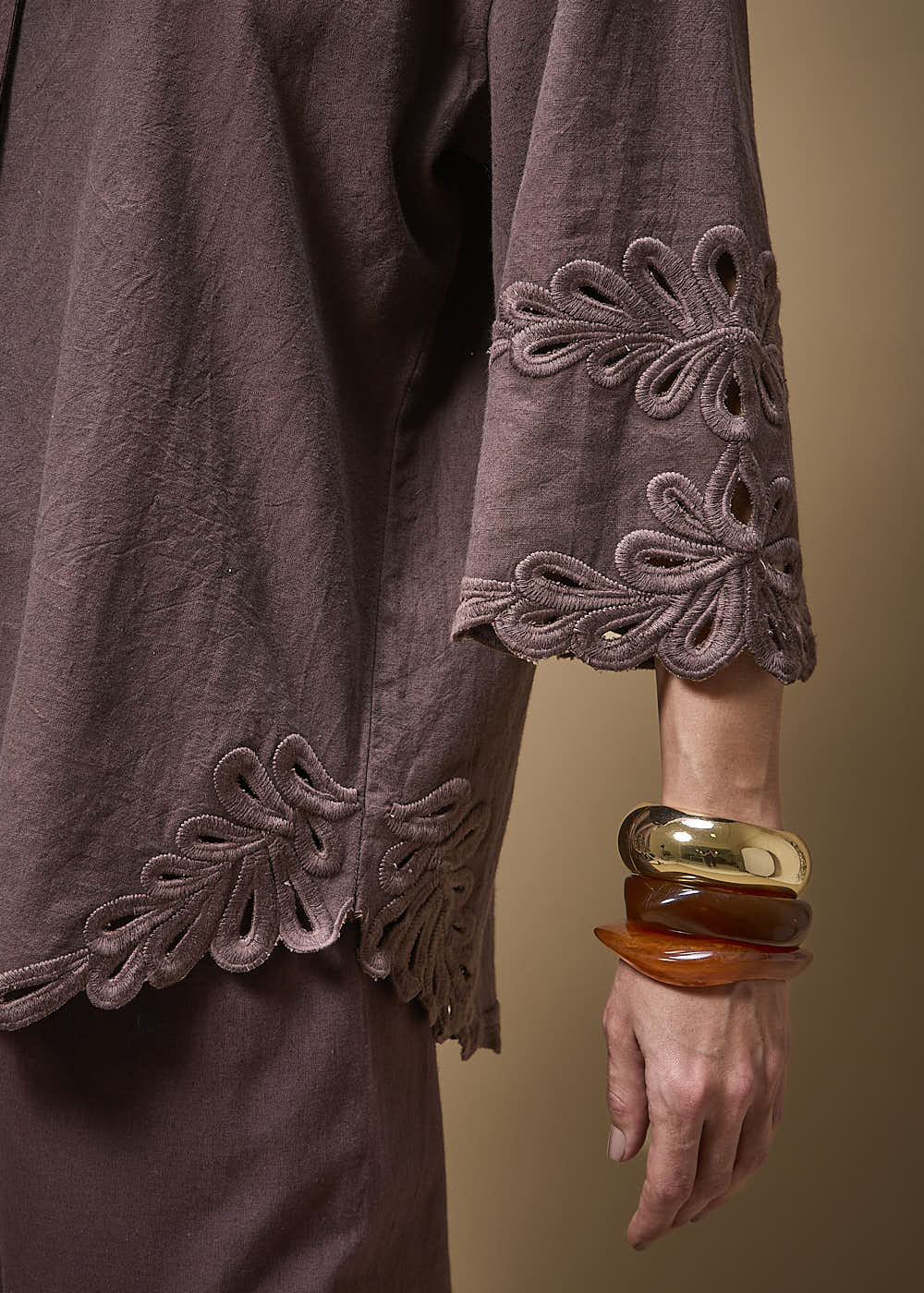 55.70.3701SOY CAMISA DECOTE V BORDADA