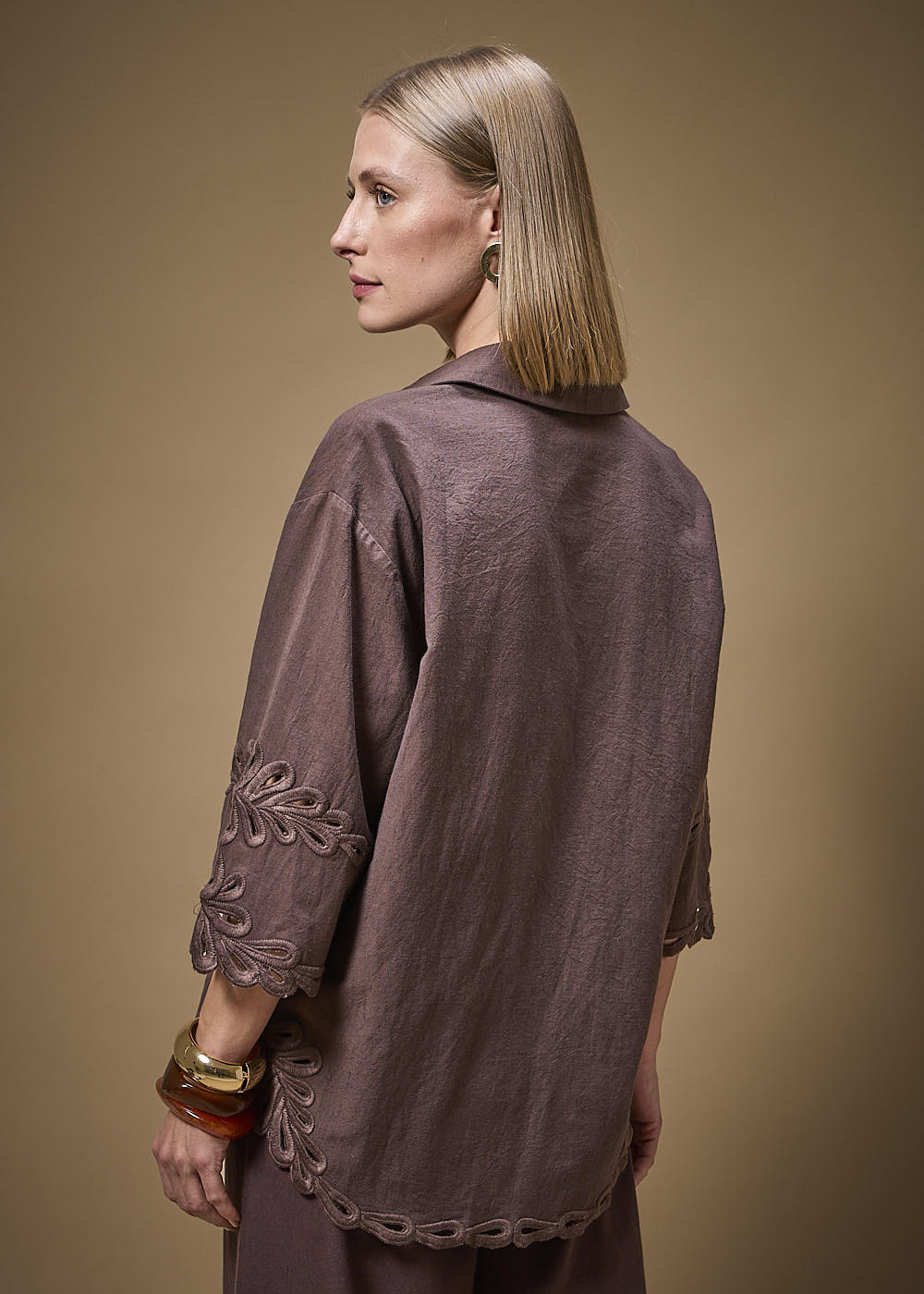 55.70.3701SOY CAMISA DECOTE V BORDADA