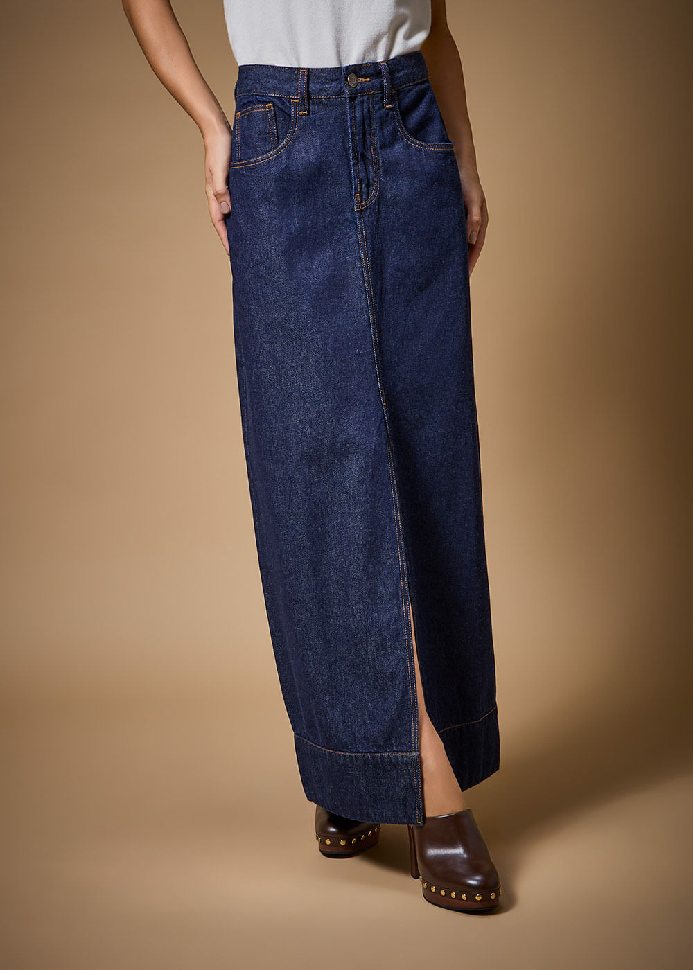 14.30.3704AMA SAIA JEANS LONGA COM FENDA