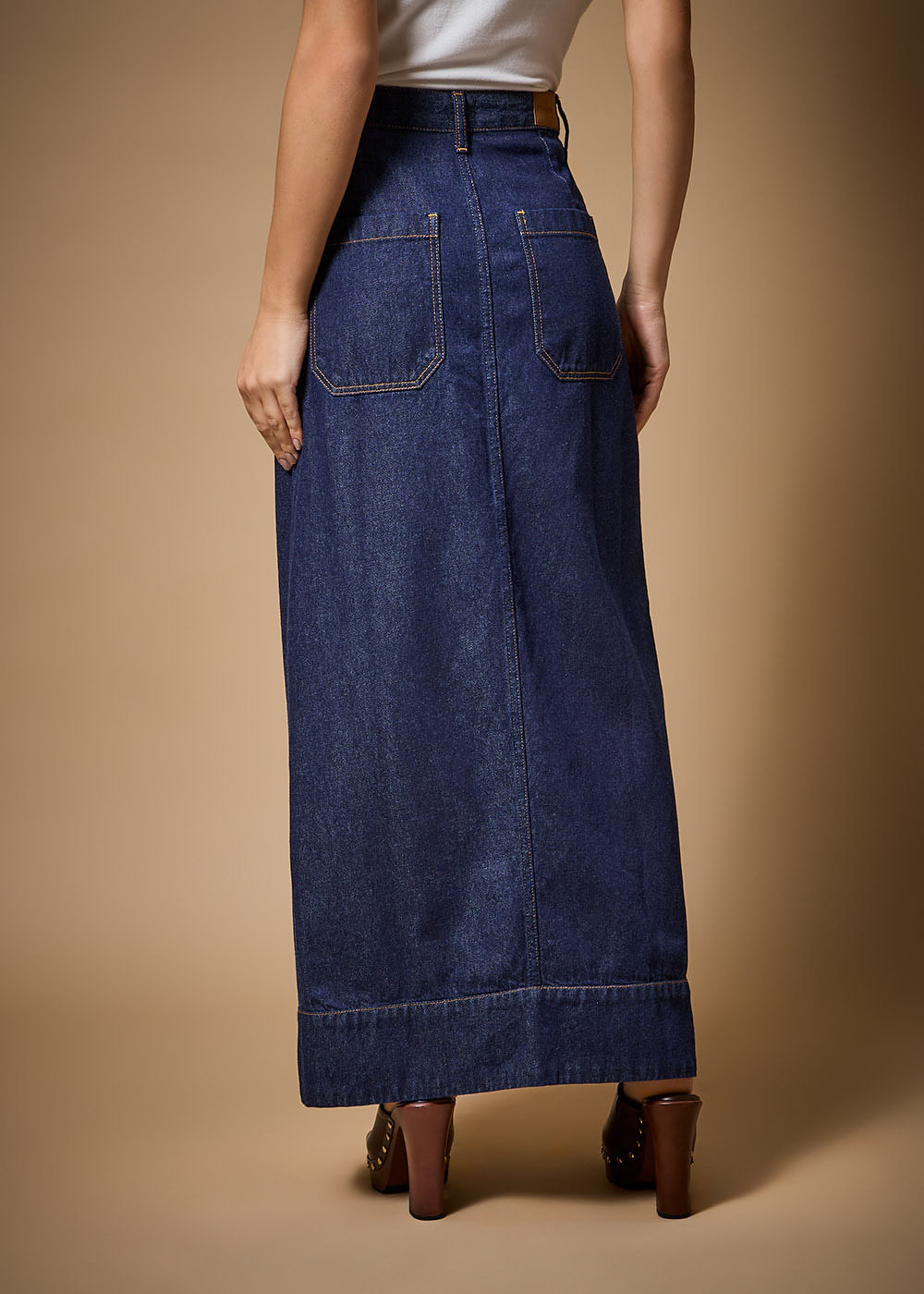 14.30.3704AMA SAIA JEANS LONGA COM FENDA