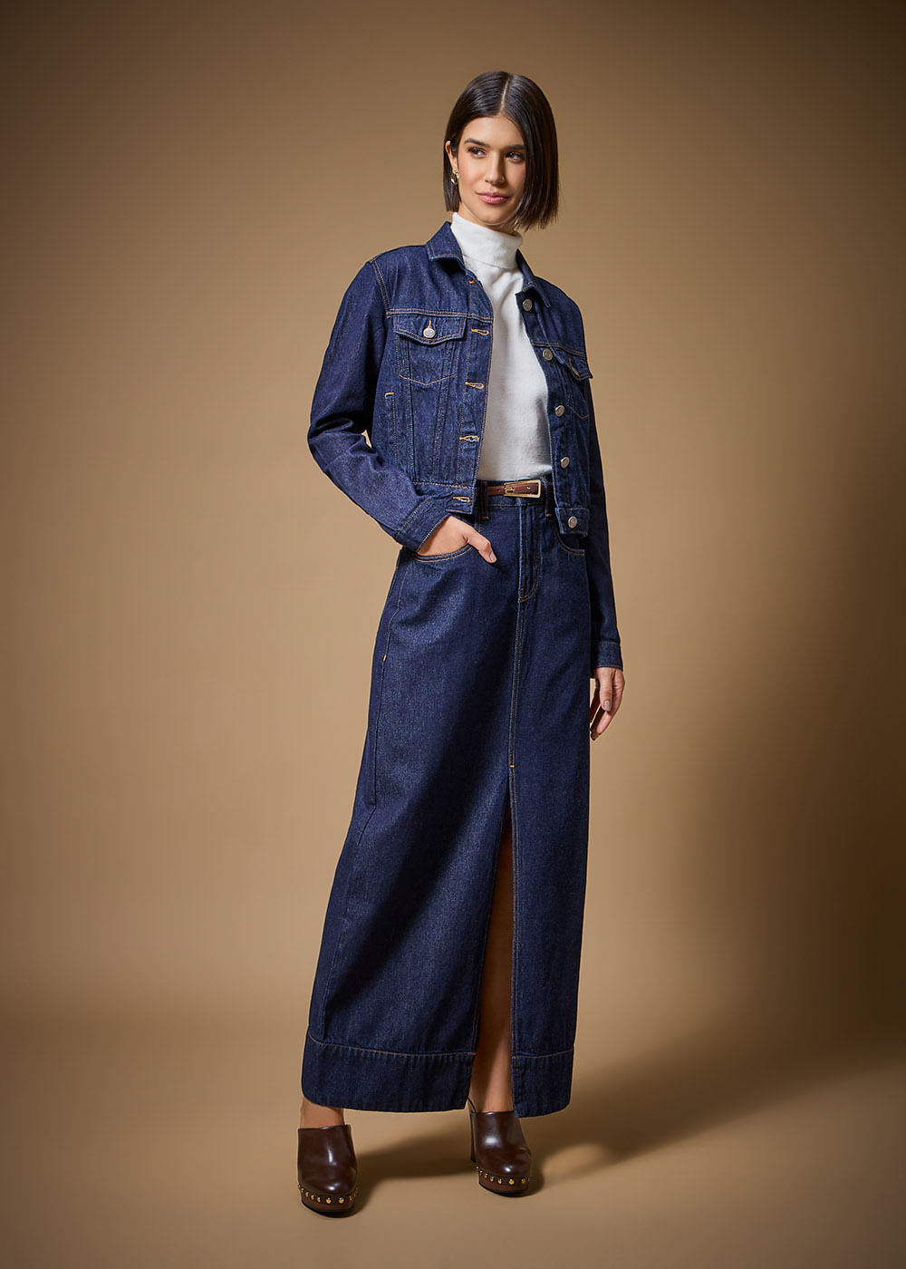 14.30.3704AMA SAIA JEANS LONGA COM FENDA