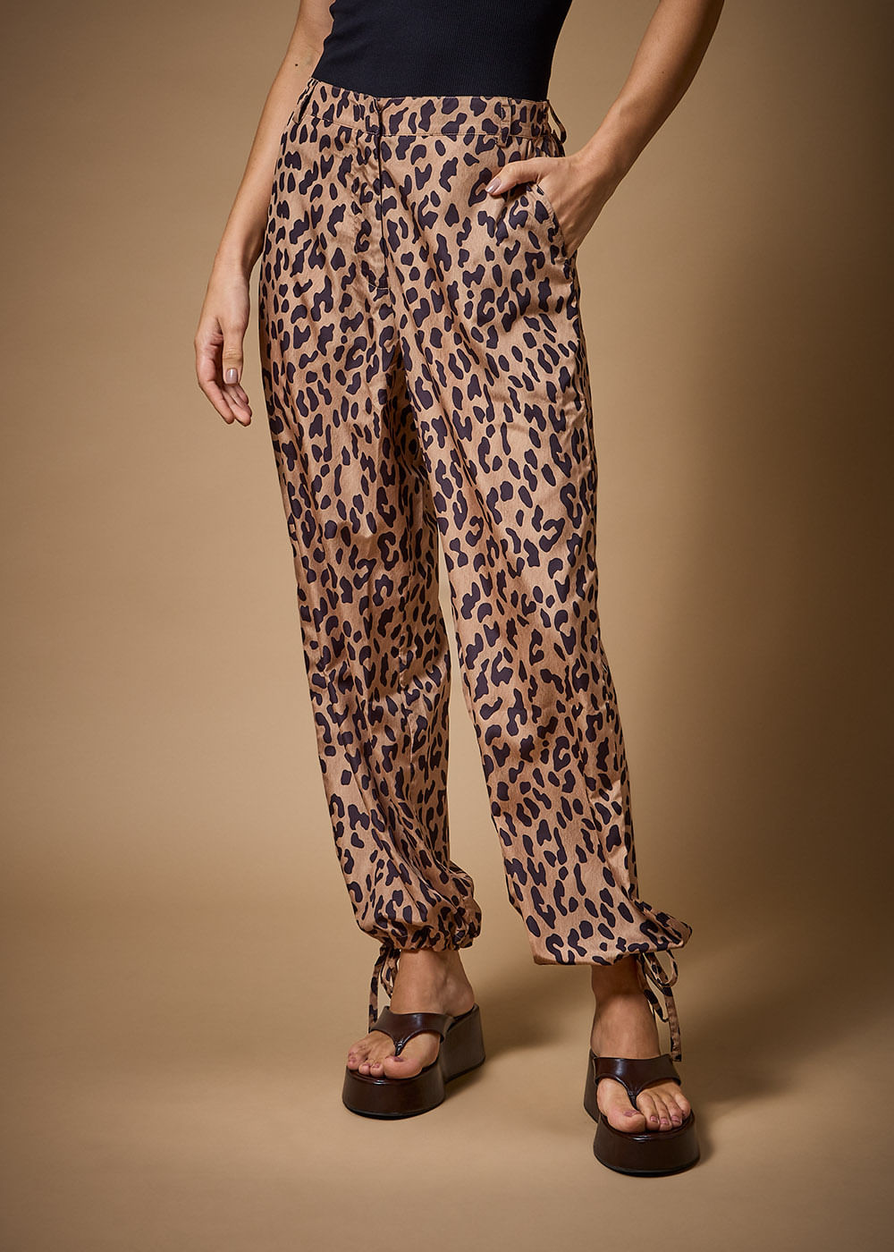 52.24.3703EST CALÇA RETA  AJUSTE NA BARRA ESTAMPA JAGUAR