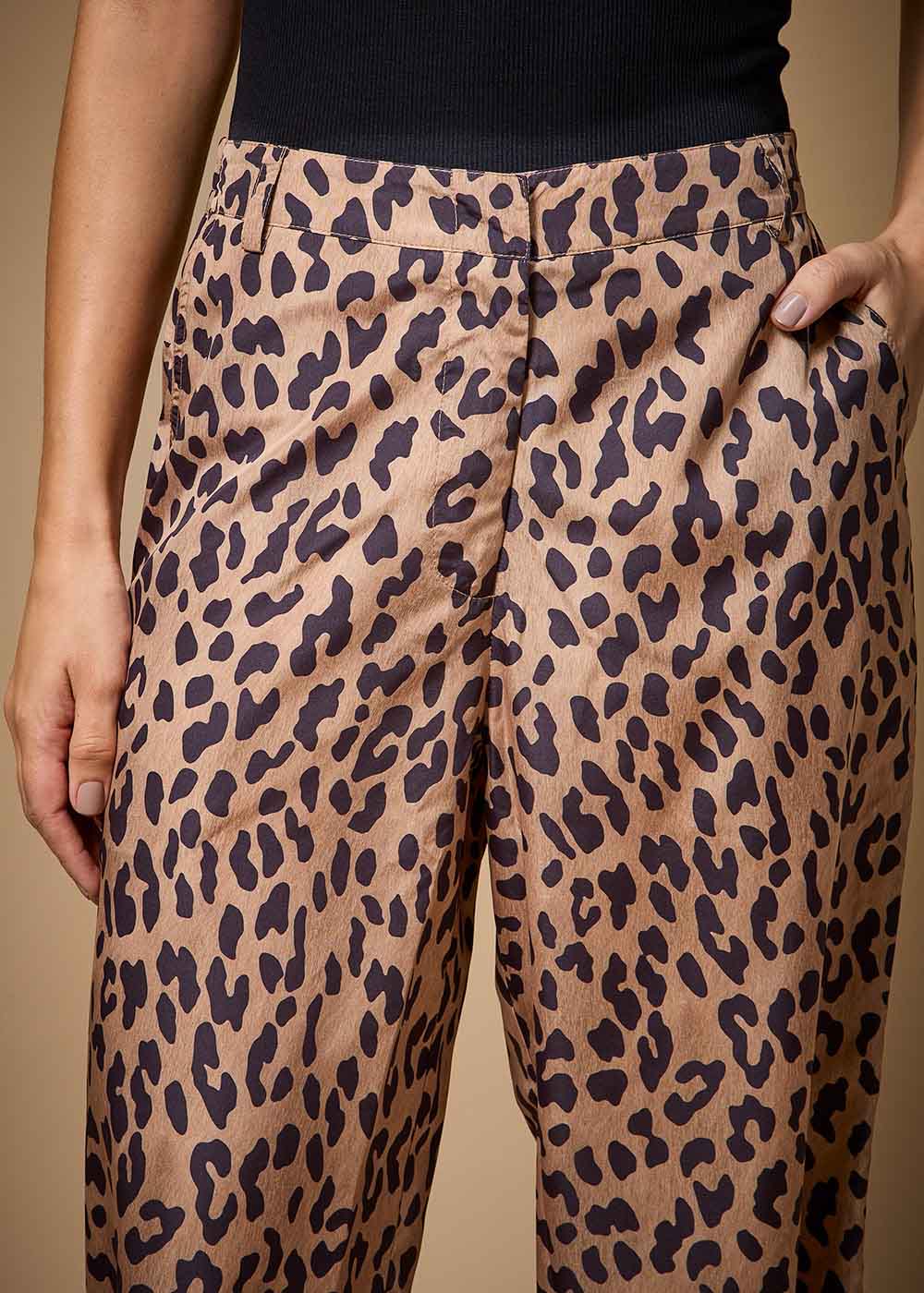 52.24.3703EST CALÇA RETA  AJUSTE NA BARRA ESTAMPA JAGUAR