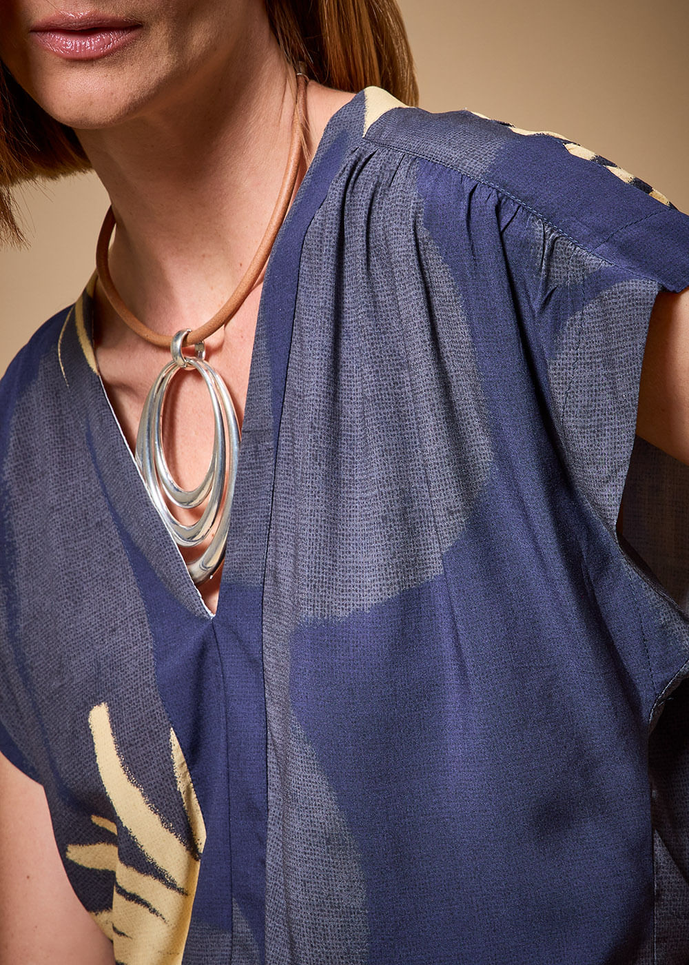 57.20.3708IKE BLUSA M/C DECOTE V ESTAMPA HANA