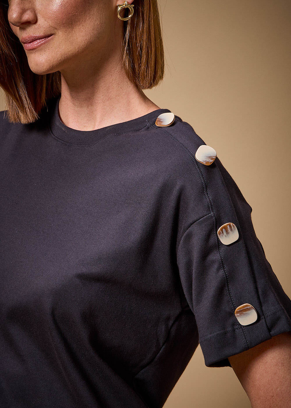 67.40.3702PTO BLUSA M/C COM BOTÕES APLICADOS