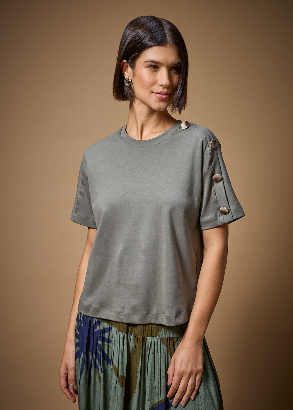 67.40.3702MIL BLUSA M/C COM BOTÕES APLICADOS