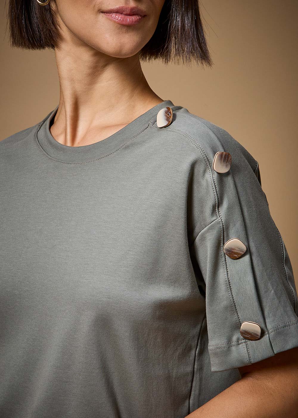 67.40.3702MIL BLUSA M/C COM BOTÕES APLICADOS