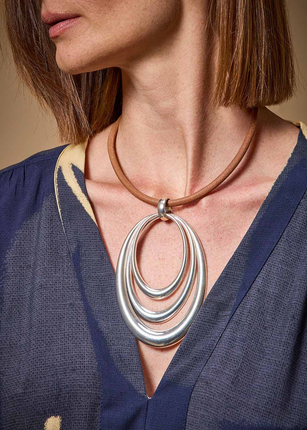 75.00.3707NIQ COLAR FIO EM COURO COM ARGOLAS