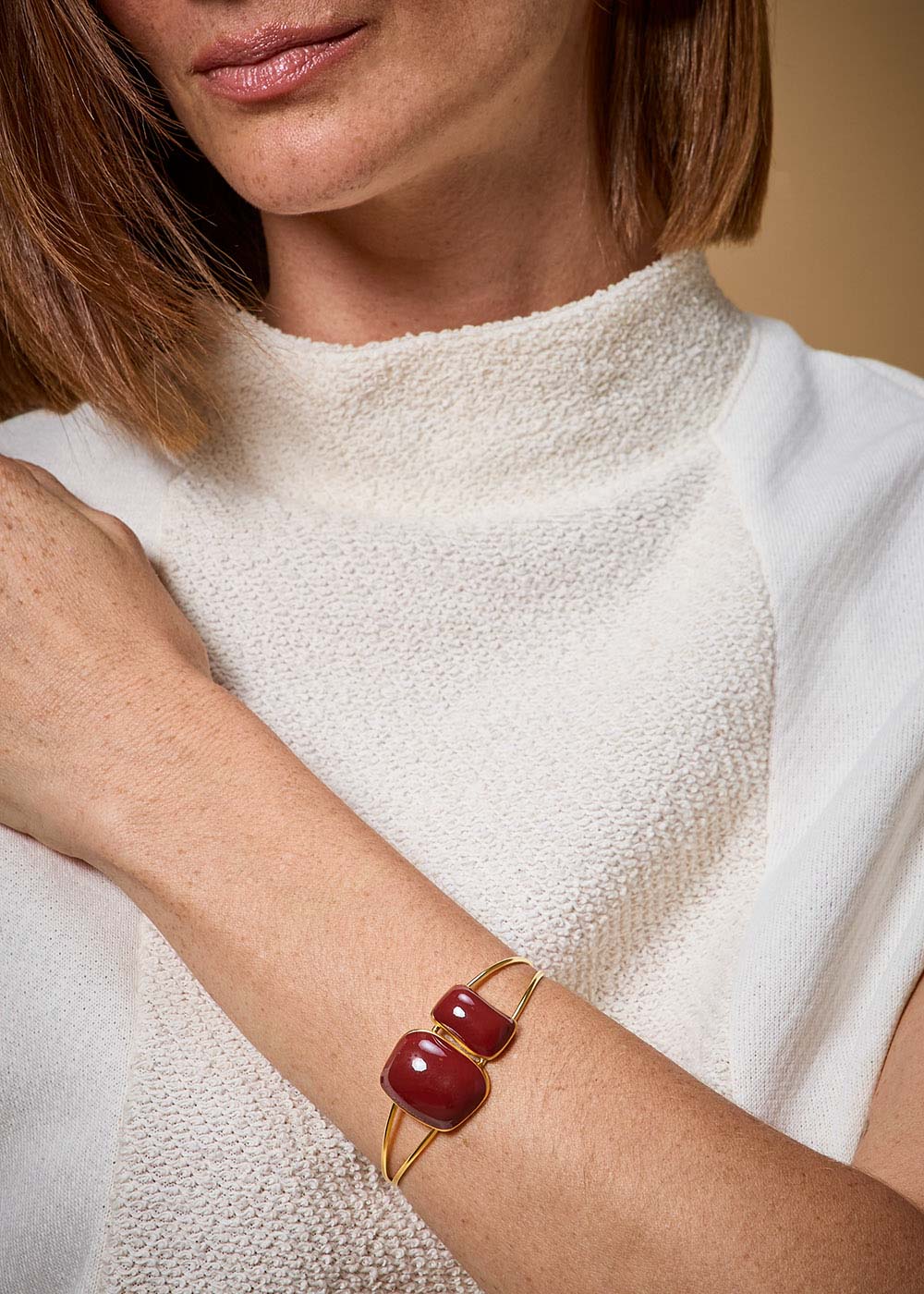 75.10.3705DOU PULSEIRA COM PINGENTE RESINADO