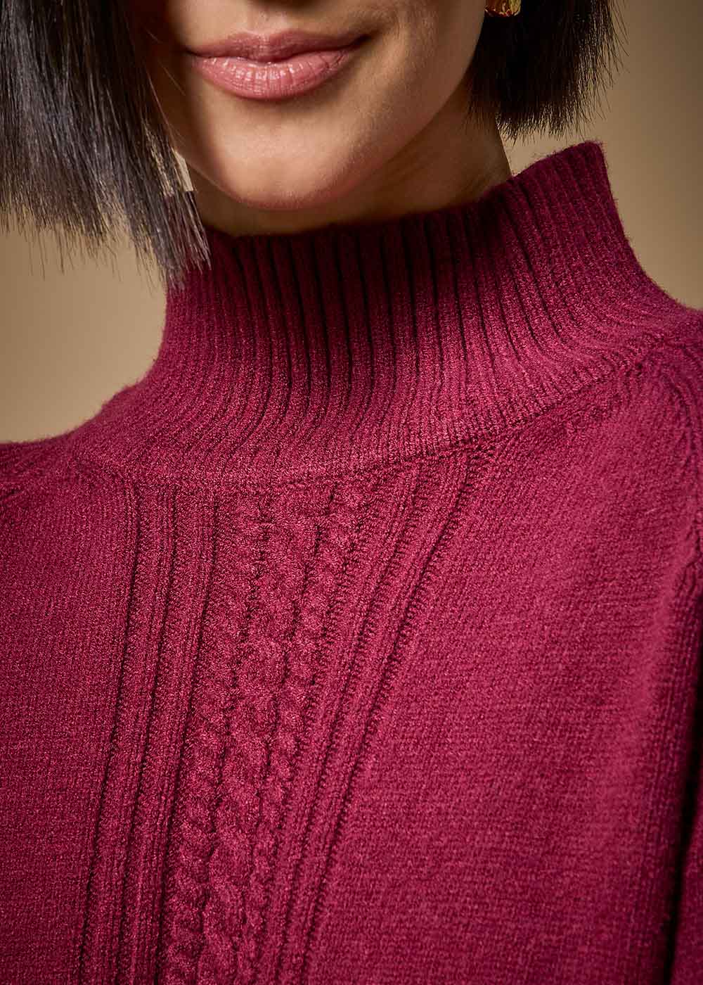 46.40.3705UME BLUSA GOLA ALTA DETALHE TRANÇADO