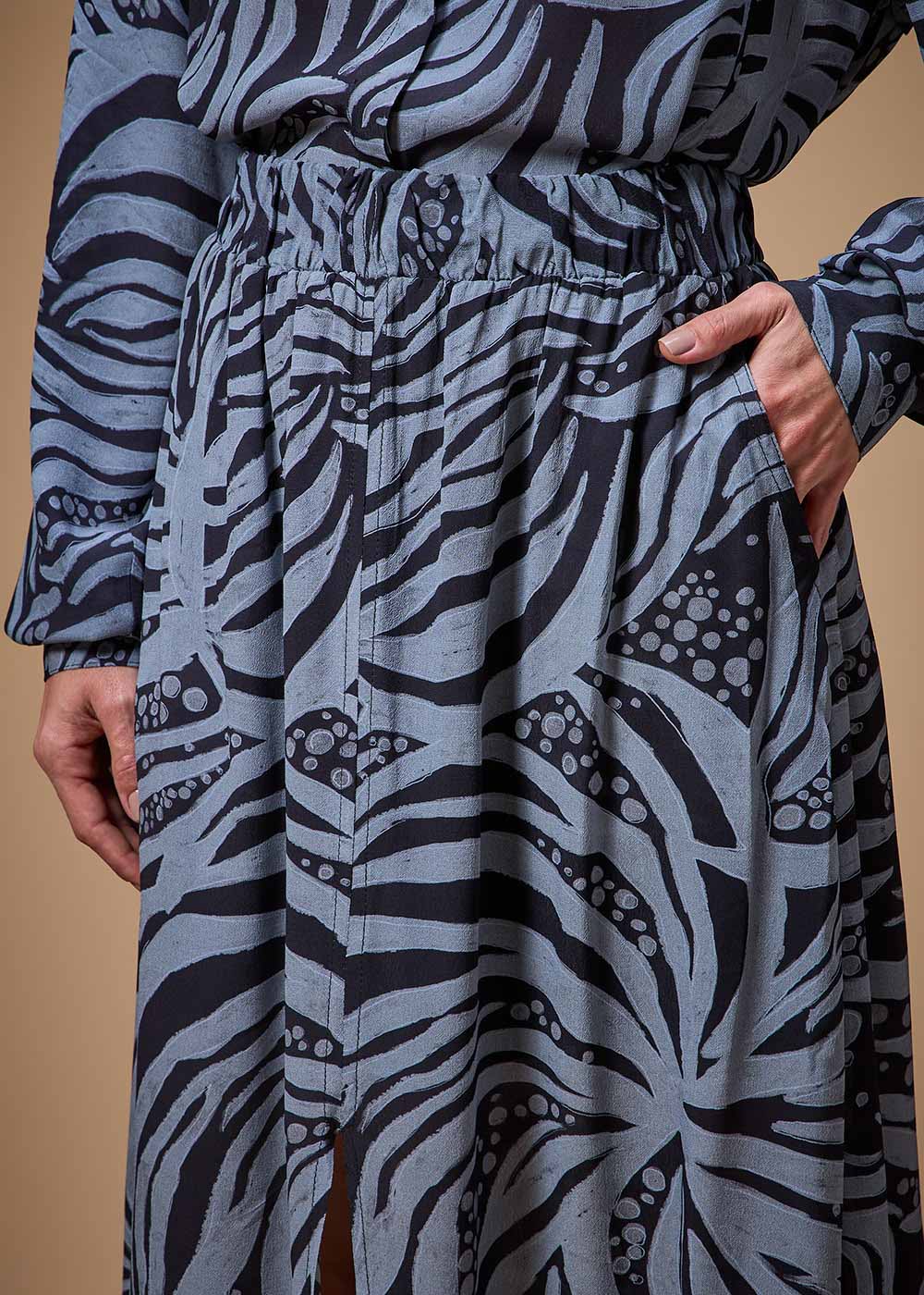 54.20.3703EST SAIA MIDI DETALHADA ESTAMPA BRUMA SORA