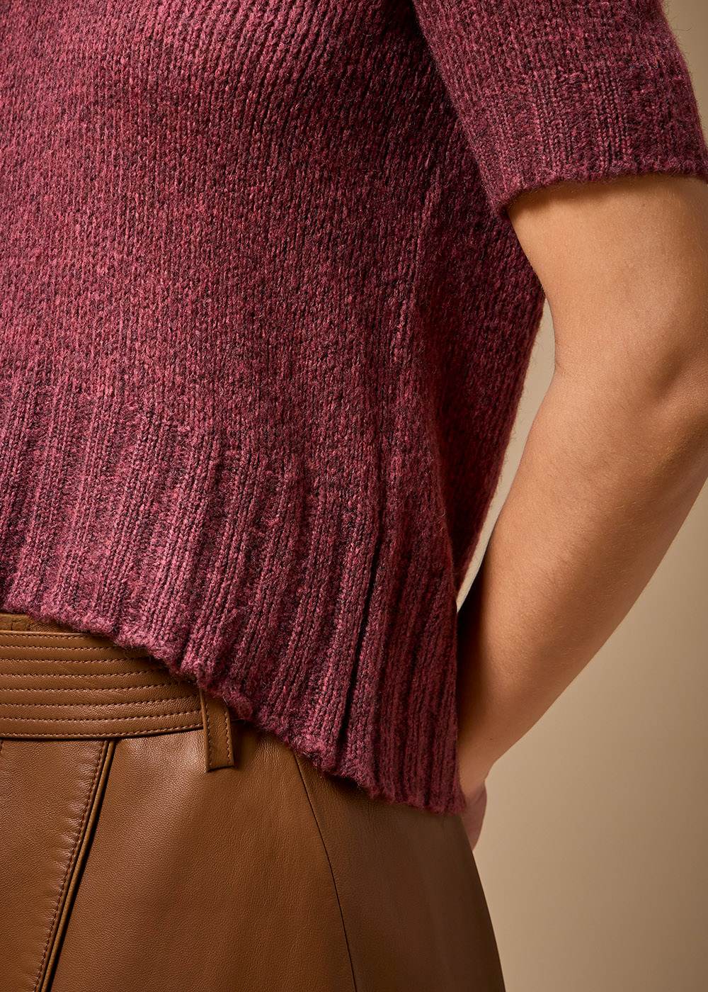 47.40.3702UME BLUSA M/C TRICOT DECOTE REDONDO