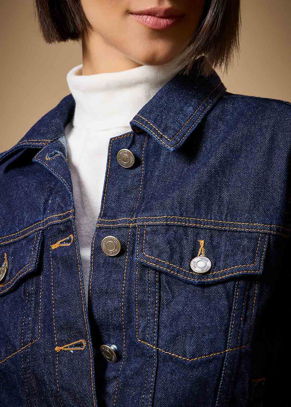 11.30.3705AMA JAQUETA JEANS COM RECORTES